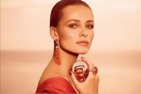 女人喷香水时，尽量少犯3个“错误”，不然味道易散，还难闻图片