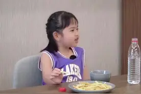 包贝尔女儿真会长！穿球衣扎小辫越来越像妈超可爱，才5岁嘴超甜图片