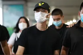 陈学冬穿一身黑扮酷 长腿一迈气场两米八获安保开道图片