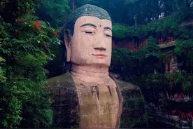 乐山大佛千年不倒，每逢灾难都会闭眼流泪，是巧合吗？图片