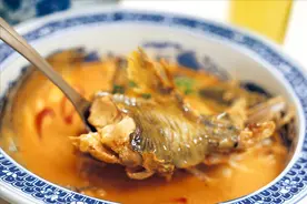 不管炖什么鱼，都别用料酒去腥，多放1味料，鱼肉鲜香，还没腥味图片