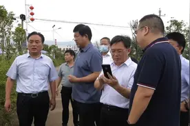 淅川县委书记卢捍卫深入公路建设一线现场办公图片