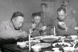 对比国共官兵伙食后，美国记者精准预言：国民党必败，解放军必胜图片