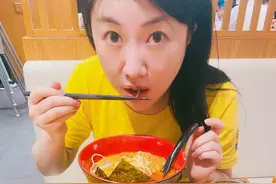 上海电视台美女主播被曝吃相一脸错愕！离婚后生活过得更滋润图片
