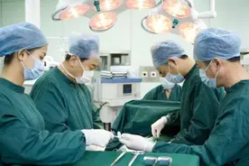 为什么手术室的医生都不穿白大褂，反而统一穿上绿色的衣服？图片
