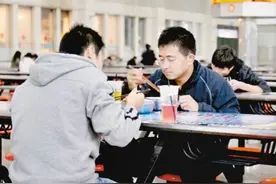 河南省一大学试行“男女混住”，引起网友热议，校方作出回应图片