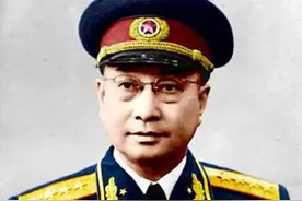 “黄埔三杰”之一的陈赓，三次“纸条求婚”被示众，与王根英缔结革命情缘图片