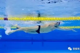 自由泳打腿关键技术挺髋，你学会了没图片