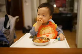 为啥有的孩子“放屁”特别臭？并非是好事，新手父母要尤其重视了图片
