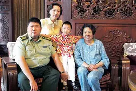 毛主席的孙媳妇，毛新宇夫人刘滨，婆媳亲如母女，继承优良家风图片