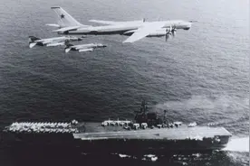 曾经苏联有多强，近百艘舰艇和美航母舰队对峙，直接导弹锁定图片