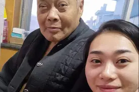 父亲和我差45岁，同学见他都叫爷爷，我25岁裸辞回家照顾他图片