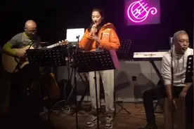 关晓彤酒吧驻唱接地气！穿棉袄声音甜美，网友：感觉自己是鹿晗图片
