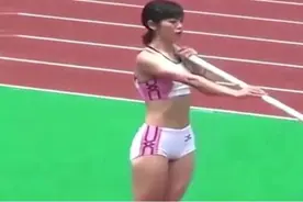 日本女运动员的“骚操作”！撑杆跳现尴尬失误，自己都被逗笑了！图片
