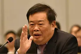 一年捐出32亿现金，不愿意当首富只想当老师，还给郑州捐了5千万图片