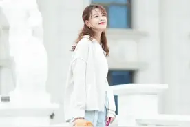54岁周海媚戴金边眼镜，烫时髦卷发宛若少女！与金毛为伴不寂寞！图片