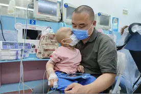 3岁宝宝因嘴唇苍白就医，不料迎来天大厄运，父母战斗到无能为力图片