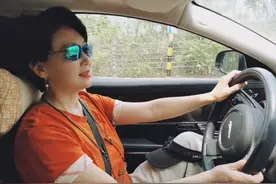 58岁王姬生活滋润，开百万豪车兜风，边开车边录视频被指太危险图片