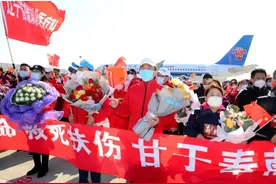忘不了！辽医回首援鄂千里“逆行”：义无反顾来，依依不舍走图片