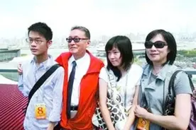 92年李敖与王小屯结婚，拜见年龄比自己还小的岳父母：深深鞠一躬图片