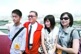 92年李敖与王小屯结婚，拜见年龄比自己还小的岳父母：深深鞠一躬图片