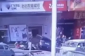 江门女司机误把油门当刹车 驾驶越野车失控冲撞银行视频封面