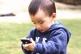 宝宝多大可以看视频？医生：低于这个年龄，对大脑和视力都有伤害视频封面