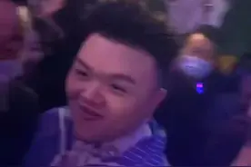 说唱歌手捞金一场80万，粉丝多到需4个保安开路，网友却问这是谁图片