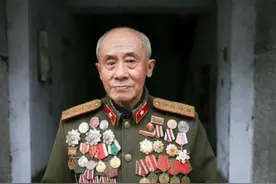 抗战老兵肖万世，立10次一等功12次二等功，50岁娶18岁富家女图片