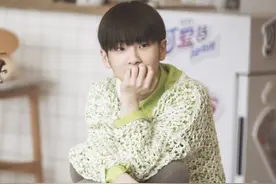 青春洋溢的“青苹果”南，周震南嫩绿衬衫外搭乳白罩衫，活力俏皮图片