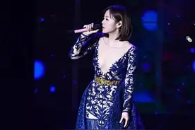 张靓颖真放得开，穿深V领连衣裙配裸色内衬，“半露不露”好性感图片