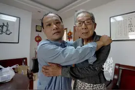 你是我的腿，我是你的依靠！扬州8旬老人用31年演绎“父爱如山”图片