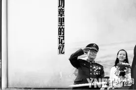 “浴血奋斗”彩车上的八旬老兵军功章里的记忆图片