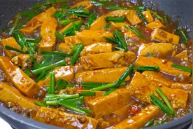 大厨教你蚝油豆腐的家常做法，鲜香滑嫩好吃又下饭，比吃肉还香图片