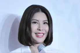 许茹芸：一件西装就可以让你的身段看上去非常完美图片