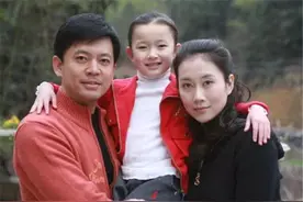 何政军：军家出身，设计出身，演员闻名，与妻子恩爱24年图片
