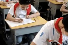 陕西一小男生考试现场偷翻东西……老师走近一看差点笑翻！图片