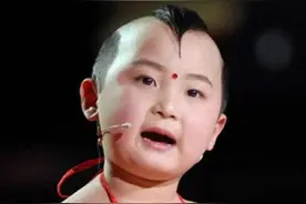 现实中的“年画娃娃”：8岁因病离世，生前一直是父母的摇钱树图片