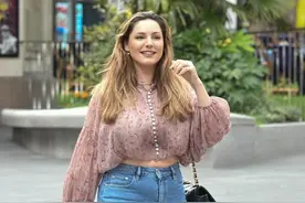 #欧美女星#凯莉·布鲁克伦敦街头时尚拍照，她的笑容很阳光图片