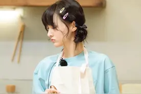 郑爽风格大转变！穿姜黄色工装连体裤好绝，这次她真的找准定位了图片