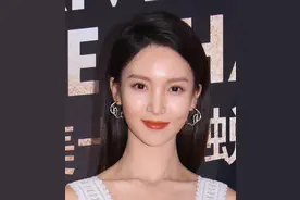 金晨的蓝色缎面礼服穿搭，尽显直角肩优势图片