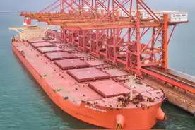40万吨级巨轮靠泊！山东港口烟台港迎来开港最大船图片