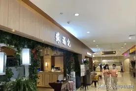 向炒菜锅吐口水 厨师的职业道德哪去了？图片