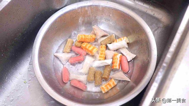 厨师长教你在家如何做麻辣烫，以及汤汁的熬制，做法详细易学
