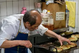 上海62岁大叔卖葱油饼，每天限量300个赚1200元，很多人却说他傻图片
