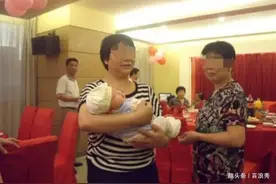 老公不愿生孩子，妻子故意怀上并生下儿子，可是一个月后，哭了图片