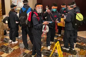 国乒队员已到休斯顿，防护太多孙颖莎耳朵通红，网友提醒李隼教练图片