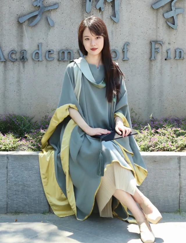 中央美院的学士服美上热搜！这是什么神仙毕业现场？