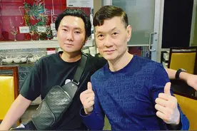 周比利罕见晒近照，63岁头发乌黑身材健硕，李连杰吴京曾被误伤过图片