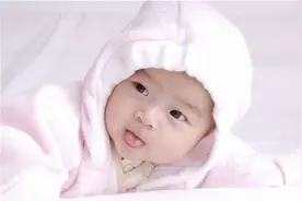 宝宝一岁前做这个动作，可不仅仅是卖萌，往往还预示着智力发育好图片